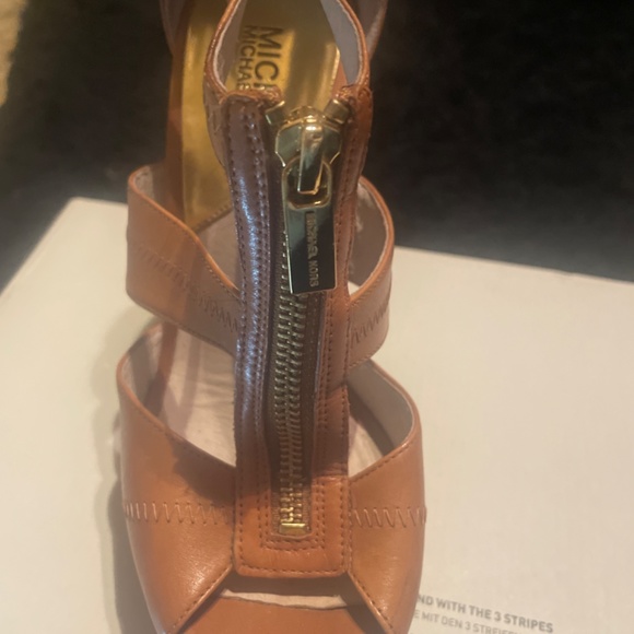 Brand new Michael Kor heels - Picture 5 of 5